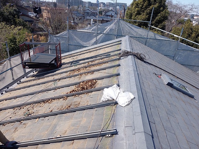 屋根カバー工事太陽光パネルの取り外し